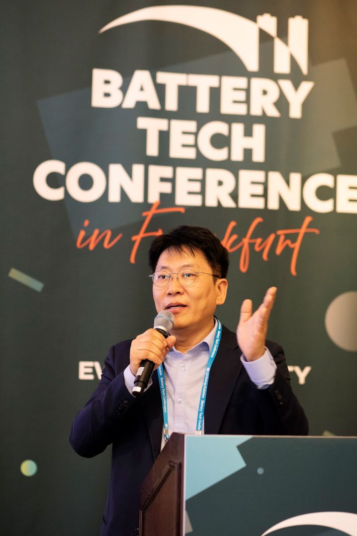 [서울=뉴시스] 김동명 LG에너지솔루션 최고경영자(CEO) 사장이 21일(현지시간) 글로벌 인재 채용 행사 배터리테크콘퍼런스(BTC) 프랑크푸르트에서 발표하고 있다. (사진=LG에너지솔루션 제공) 2025.6.22. photo@newsis.com *재판매 및 DB 금지
