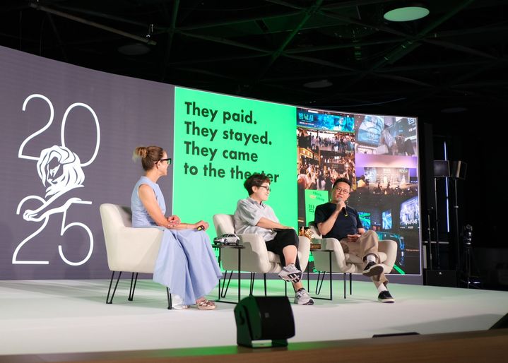 [서울=뉴시스] 국제 광고제 '칸 라이언즈 2025' 공식 세미나에 초청돼 4대 메인 스테이지인 로통드 스테이지에서 이노션 미국 자회사 캔버스 월드와이드의 크리스티 린드(왼쪽) 최고 고객 책임자(CCO), 김정아(왼쪽 두번째) 이노션 최고 크리에이티브 책임자(CCO) 부사장, 지성원(오른쪽) 현대자동차 브랜드마케팅본부장 전무가 세미나를 진행하는 모습. (사진=현대차 제공) 2025.6.22. photo@newsis.com *재판매 및 DB 금지