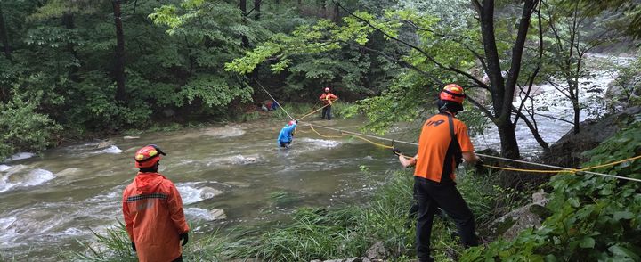  [문경=뉴시스] 문경시에서 계곡물 범람으로 고립됐던 등산객 3명을 구조하고 있다. (사진=경북소방본부 제공) 2025.06.22. photo@newsis.com *재판매 및 DB 금지