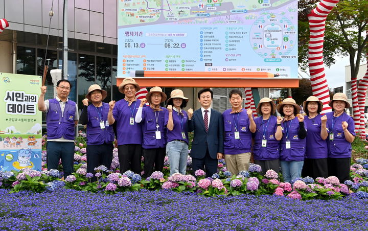 [진주=뉴시스]조규일 진주시장, 진주시민정원사협회 회원들과 6월 데이트.(사진=진주시 제공).2025.06.22.photo@newsis.com *재판매 및 DB 금지