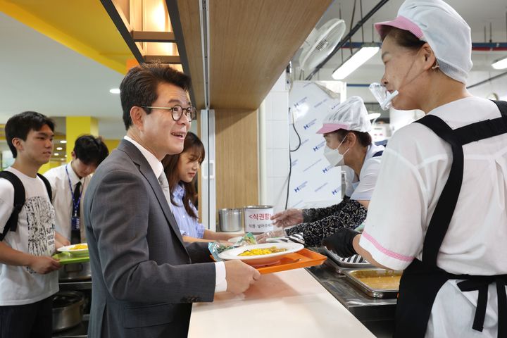 [서울=뉴시스] 정원오 성동구청장이 지난 13일 한양대학교에서 대학생 '1000원의 아침밥'을 체험하고 있다. 2025.06.22 (사진 제공=성동구청) photo@newsis.com *재판매 및 DB 금지