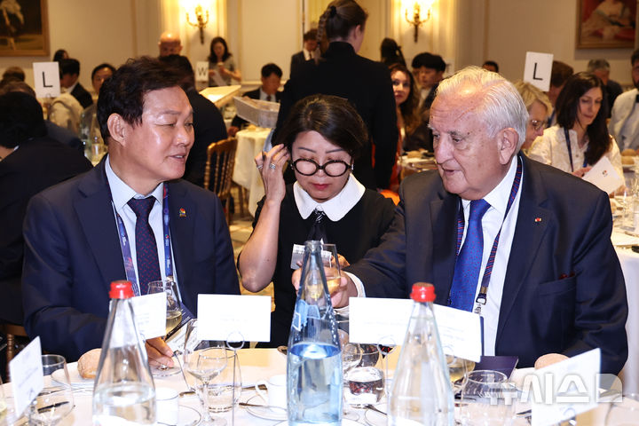 [프랑스=뉴시스]박완수(왼쪽) 경남도지사가 지난 19일(현지시각) 프랑스 파리 인터컨티넨탈 호텔에서 열린 '경상남도 투자유치설명회'에서 라파랭 전 프랑스 총리와 환담을 나누고 있다.(사진=경남도 제공) 2025.06.22. photo@newsis.com