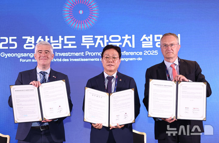 [프랑스=뉴시스]박완수(가운데) 경남도지사가 지난 19일(현지시각) 프랑스 파리 인터컨티넨탈 호텔에서 열린 '경상남도 투자유치설명회'에서 에르베 부아요(왼쪽) 피브스그룹 M&A 및 전략이사, 이반 드 굴라드 드 아르세이(오른쪽) 베올리아그룹 아시아 법무총괄과 투자유치 및 상호 협력에 관한 업무협약을 체결하고 있다.(사진=경남도 제공) 2025.06.22. photo@newsis.com