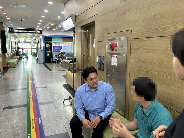 영동군 김기욱(사진 왼쪽) 주무관 *재판매 및 DB 금지