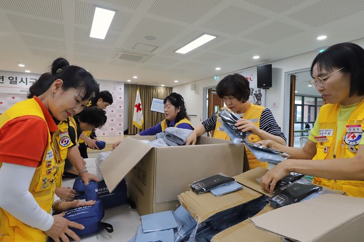 [안동=뉴시스] 지난 20일 안동시 풍천면 경북적십자사에서 자원봉사원들이 일시구호세트를 만들고 있다. (사진=경북도 제공) 2025.06.22. photo@newsis.com *재판매 및 DB 금지