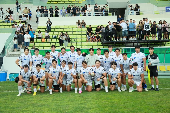 [서울=뉴시스] 한국 선수단이 2025 아시아 럭비 에미레이츠 챔피언십 경기 후 단체 사진을 촬영하고 있다. (사진=대한럭비협회 제공) *재판매 및 DB 금지