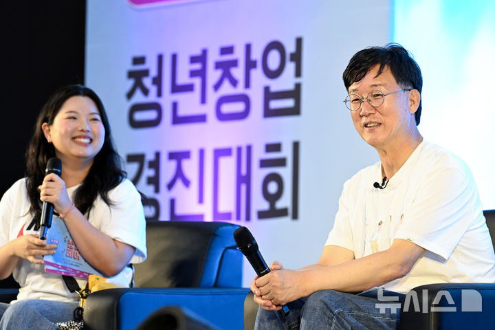 [안산=뉴시스]이민근 안산시장(사진 오른쪽)이 21일 '2025 안산청년페어' 에서 청년들과 토크콘서트를 진행하고 있다.(사진=안산시 제공)2025.06.22.photo@newsis.com
