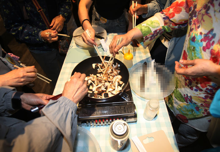 [강릉=뉴시스] 21일 관광객들이 강릉표고버섯농장에서 송이맛 표고버섯을 가득 넣고 요리를 하고 있다.(사진=송고버섯농장 제공)photo@newsis.com  *재판매 및 DB 금지