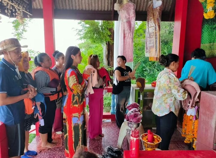 [뉴시스] 코놈사오 방문객들이 브래지어를 손에 든 채 섬의 신사 앞에 줄을 서 있는 모습. (사진=SCMP) 2025.6.22 *재판매 및 DB 금지