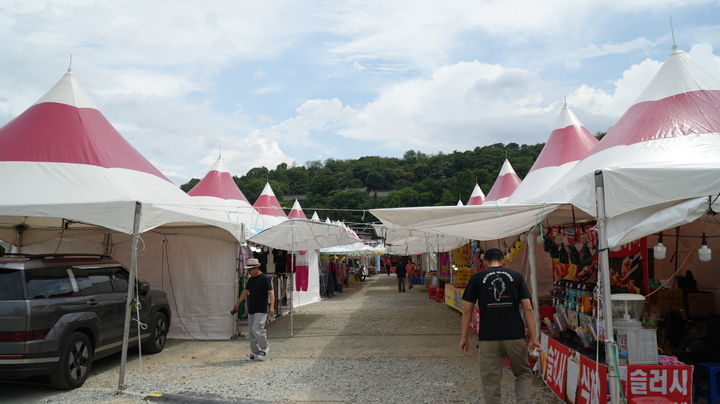 [논산=뉴시스]논산시 관촉사 인근 임시주차장에서 품바 장터가 열렸다. 그러나 장터 내 먹거리 부스 9곳이 위생허가를 득하지 않고 영업한 것으로 드러나 말썽이다. 2025. 06. 22 photo@newsis.com *재판매 및 DB 금지