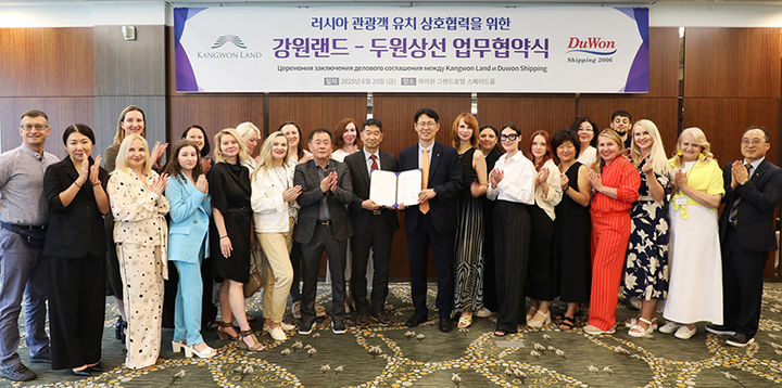 강원랜드는 정선 하이원 그랜드호텔에서 러시아 블라디보스토크 여객선 운항사 두원상선과 외국인 관광객 유치를 위한 업무협약을 체결하고 있다.(사진=강원랜드제공) *재판매 및 DB 금지