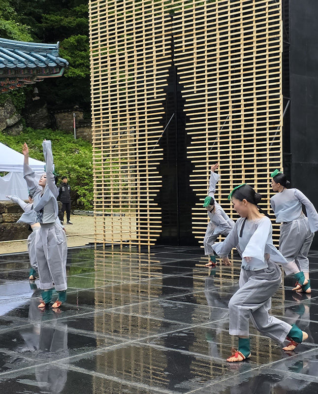 지난 21일 정암사 수마노탑 국보승격 5주년 축하기념식에서 ‘돋움무용단’이 세속의 번뇌를 넘어선 깨달음, 그리고 마침내 완성된 수마노탑의 아름다움을 춤으로 표현하며 지친 영혼에 평화와 위로를 담은 공연을 펼치고 있다. (사진=뉴시스) *재판매 및 DB 금지
