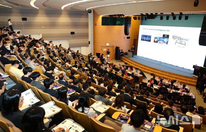 [포항=뉴시스] 송종욱 기자 = 경북 포항시는 지난 21일 포스코국제관에서 '제10회 동북아 CEO 경제 협력 포럼'을 성황리에 열었다. 사진은 '동북아 CEO 경제 협력 포럼' 모습. (사진=포항시 제공) 2025.06.22. photo@newsis.com