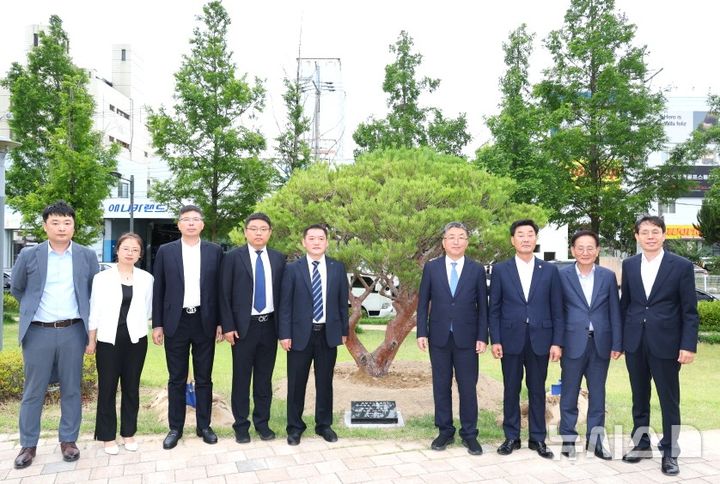 [포항=뉴시스] 송종욱 기자 = 경북 포항시-중국 지린성 훈춘시가 자매결연 30주년을 기념해 지난 20일 포항 철길 숲에서 우정과 협력을 다짐하는 기념 식수를 했다. 사진은 장상길 부시장, 장옥량 훈춘시 부시장, 김일만 시의회 의장 등 두 도시 관계자가 반송(盤松)을 심은 후 기념 촬영하는 모습. (사진=포항시 제공) 2025.06.22. photo@newsis.com
