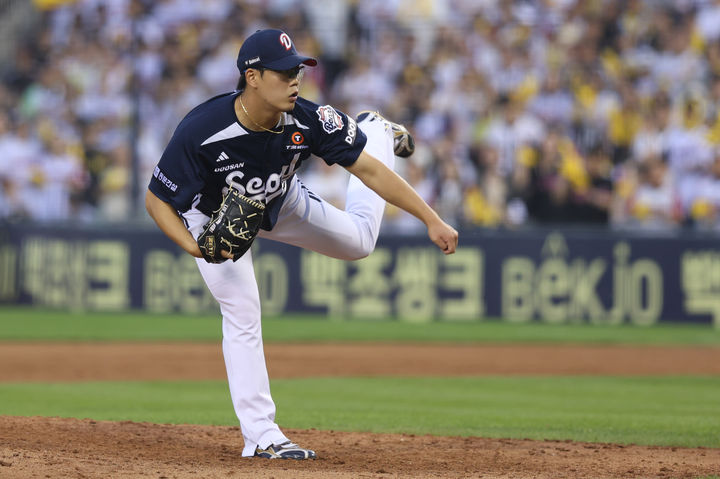 [서울=뉴시스] 프로야구 두산 베어스 이병헌이 21일 서울 잠실구장에서 열린 2025 신한 쏠뱅크 KBO리그 LG 트윈스와의 경기에 등판해 공을 던지고 있다. (사진=두산 베어스 제공) 2025.06.21. *재판매 및 DB 금지