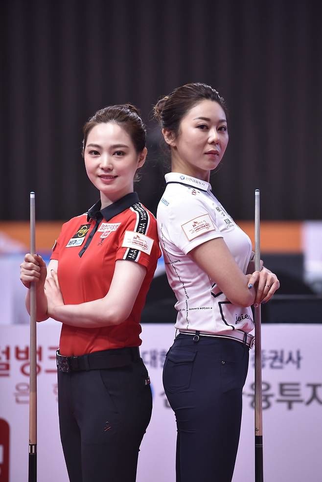 김가영(오른쪽)과 차유람이 프로 무대 첫 맞대결이었던 2020~2021시즌 개막전인 SK렌터카 챔피언십 경기를 앞두고 기념 촬영하고 있다. (사진=프로당구협회 제공) *재판매 및 DB 금지