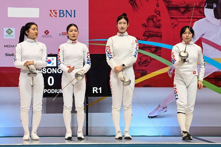 [서울=뉴시스] 한국 여자 펜싱 국가대표 이혜인(왼쪽부터), 송세라, 임태희, 김향은이 22일(현지 시간) 인도네시아 발리에서 열린 2025 아시아선수권대회 여자 에페 단체전 결승에 앞서 소개되고 있다. (사진=FIE 공식 SNS 캡처) 2025.06.22. *재판매 및 DB 금지