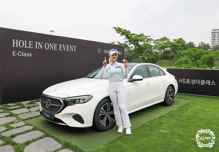 [서울=뉴시스] 윤선정이 지난 21일 경기도 안산의 더 헤븐 컨트리클럽에서 열린 한국여자프로골프(KLPGA) 투어 더헤븐 마스터즈 15번홀에서 홀인원을 기록했다. 윤선정은 부상으로 벤츠 차량을 받았다.(사진=KLPGA 제공) *재판매 및 DB 금지