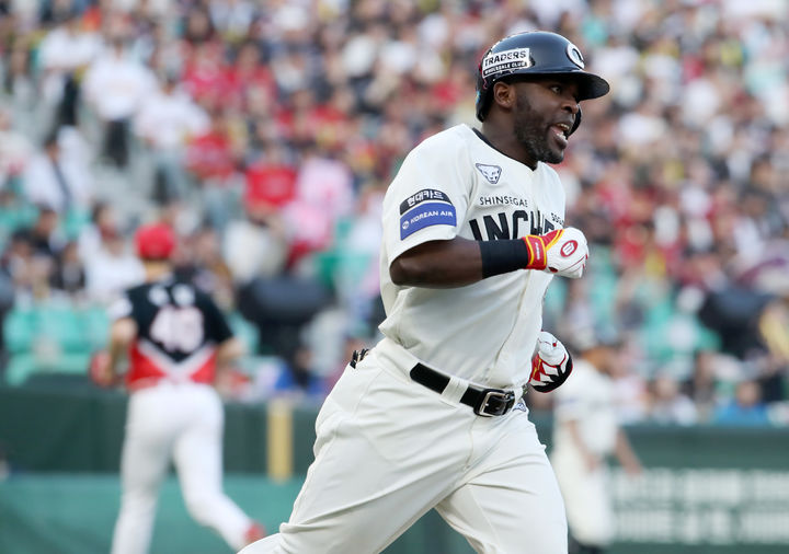 [서울=뉴시스] 프로야구 SSG 랜더스의 외국인 타자 기예르모 에레디아가 인천 SSG랜더스필드에서 열린. 2025 신한 쏠뱅크 KBO리그 KIA 타이거즈와의 경기에 임하고 있다. (사진=SSG 랜더스 제공) 2025.06.22. *재판매 및 DB 금지