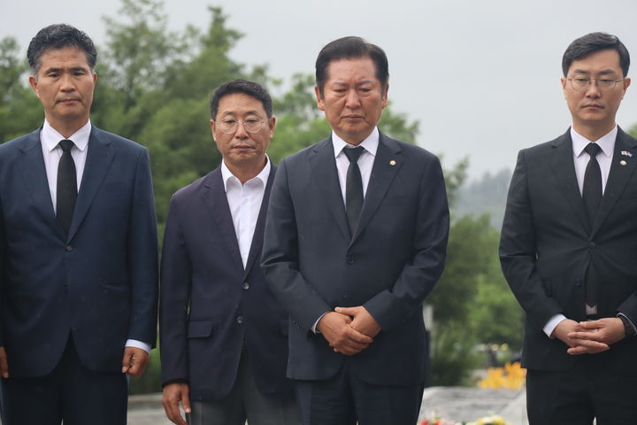 [서울=뉴시스] 고승민 기자 = 정청래 더불어민주당 의원이 지난 21일 경남 김해 봉하마을을 찾아 노무현 전 대통령 묘역을 참배하고 있다. (사진=정청래 의원실 제공) 2025.06.22. photo@newsis.com *재판매 및 DB 금지