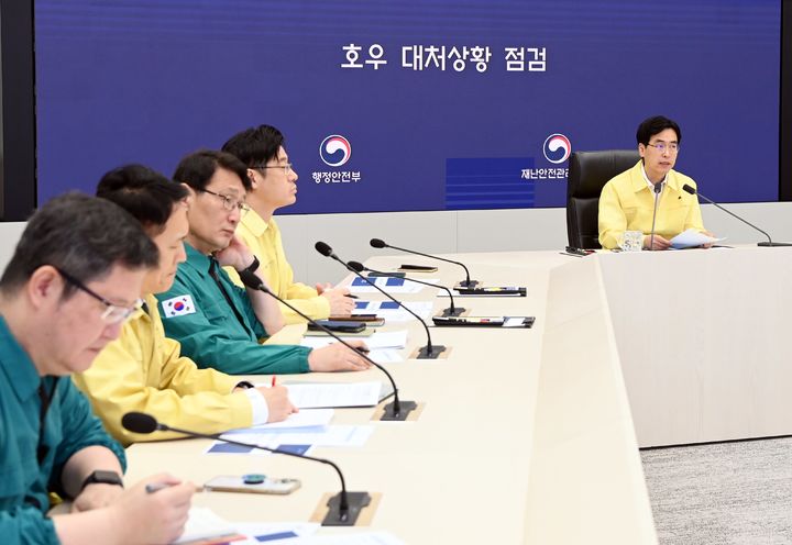 [서울=뉴시스] 고승민 기자 = 김민재 행정안전부 장관 직무대행이 지난 6월 21일 정부세종청사 중앙재난안전상황실에서 임기 첫 상황관리체계와 호우 대처상황을 점검하고 있다. (사진=행정안전부 제공) 2025.06.22. photo@newsis.com *재판매 및 DB 금지