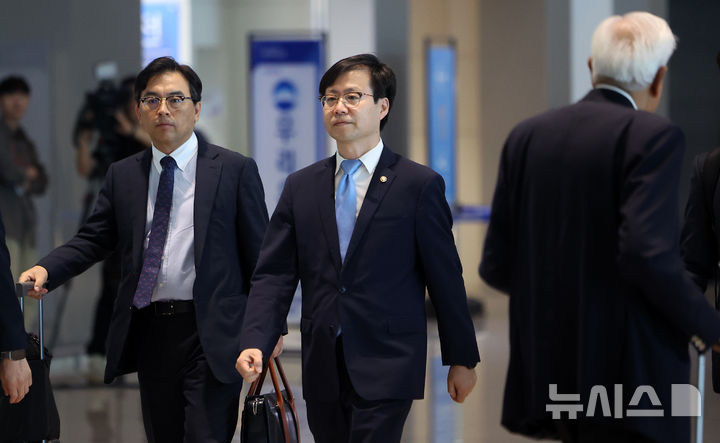 [인천공항=뉴시스] 김선웅 기자 = 대미 통상 관련 협상 총괄을 맡고 있는 여한구 산업통상자원부 통상교섭본부장이 22일 인천국제공항을 통해 미국으로 출국하고 있다.  이재명 정부와 트럼프 행정부의 첫 번째 고위급 통상 접촉이 되는 이번 방미에서 여한구 통상교섭본부장이 이끄는 범정부 대표단은 제이미슨 그리어 미국 무역대표부 대표와 면담을 갖고 3차 기술협의를 진행할 예정이다. 2025.06.22. mangusta@newsis.com