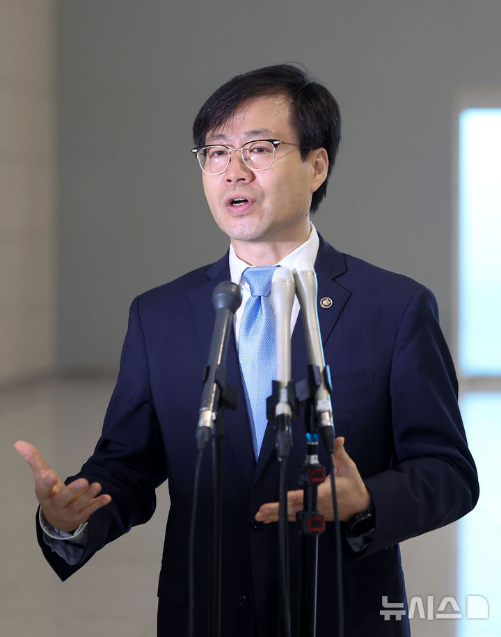 [인천공항=뉴시스] 김선웅 기자 = 대미 통상 관련 협상 총괄을 맡고 있는 여한구 산업통상자원부 통상교섭본부장이 22일 인천국제공항을 통해 미국으로 출국하며 취재진과 만나 정부 입장을 설명하고 있다.  이재명 정부와 트럼프 행정부의 첫 번째 고위급 통상 접촉이 되는 이번 방미에서 여한구 통상교섭본부장이 이끄는 범정부 대표단은 제이미슨 그리어 미국 무역대표부 대표와 면담을 갖고 3차 기술협의를 진행할 예정이다. 2025.06.22. mangusta@newsis.com