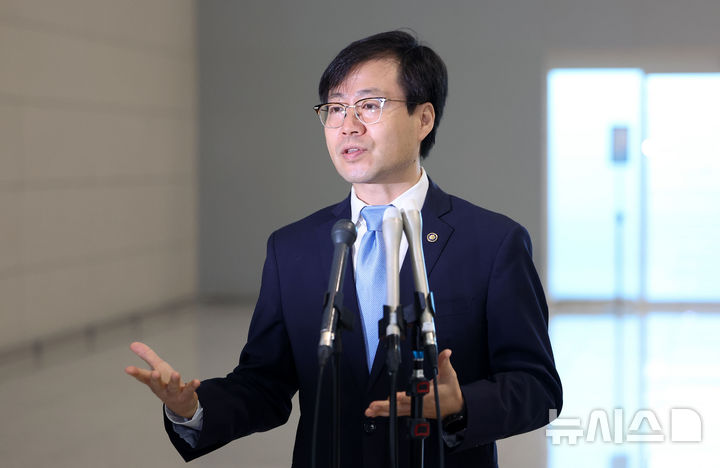 [인천공항=뉴시스] 김선웅 기자 = 대미 통상 관련 협상 총괄을 맡고 있는 여한구 산업통상자원부 통상교섭본부장이 22일 인천국제공항을 통해 미국으로 출국하며 취재진과 만나 정부 입장을 설명하고 있다.  이재명 정부와 트럼프 행정부의 첫 번째 고위급 통상 접촉이 되는 이번 방미에서 여한구 통상교섭본부장이 이끄는 범정부 대표단은 제이미슨 그리어 미국 무역대표부 대표와 면담을 갖고 3차 기술협의를 진행할 예정이다. 2025.06.22. mangusta@newsis.com