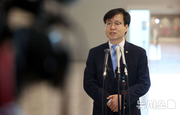 [인천공항=뉴시스] 김선웅 기자 = 대미 통상 관련 협상 총괄을 맡고 있는 여한구 산업통상자원부 통상교섭본부장이 22일 인천국제공항을 통해 미국으로 출국하며 취재진과 만나 정부 입장을 설명하고 있다.  이재명 정부와 트럼프 행정부의 첫 번째 고위급 통상 접촉이 되는 이번 방미에서 여한구 통상교섭본부장이 이끄는 범정부 대표단은 제이미슨 그리어 미국 무역대표부 대표와 면담을 갖고 3차 기술협의를 진행할 예정이다. 2025.06.22. mangusta@newsis.com