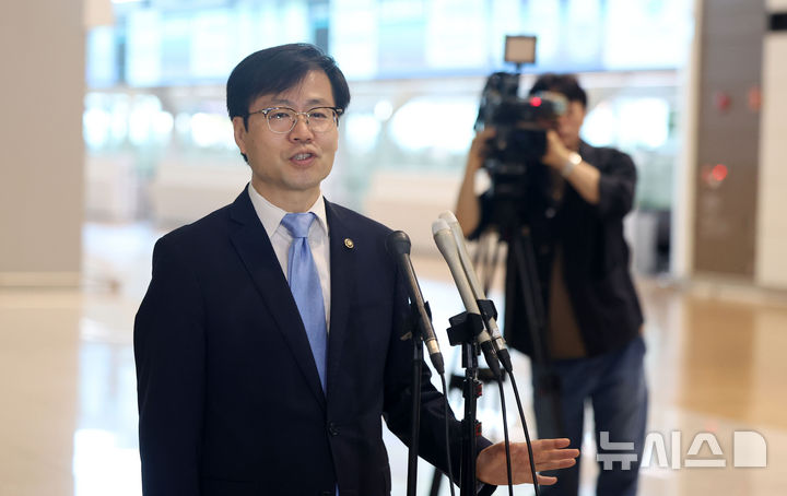 [인천공항=뉴시스] 김선웅 기자 = 대미 통상 관련 협상 총괄을 맡고 있는 여한구 산업통상자원부 통상교섭본부장이 22일 인천국제공항을 통해 미국으로 출국하며 취재진과 만나 정부 입장을 설명하고 있다.  이재명 정부와 트럼프 행정부의 첫 번째 고위급 통상 접촉이 되는 이번 방미에서 여한구 통상교섭본부장이 이끄는 범정부 대표단은 제이미슨 그리어 미국 무역대표부 대표와 면담을 갖고 3차 기술협의를 진행할 예정이다. 2025.06.22. mangusta@newsis.com