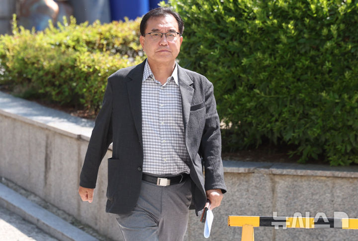 [서울=뉴시스] 추상철 기자 = 채상병 순직사건 외압 의혹을 수사하는 이명현 특별검사가 22일 오전 서울 서초구 서초동 사무실로 출근하고 있다. 2025.06.22. scchoo@newsis.com