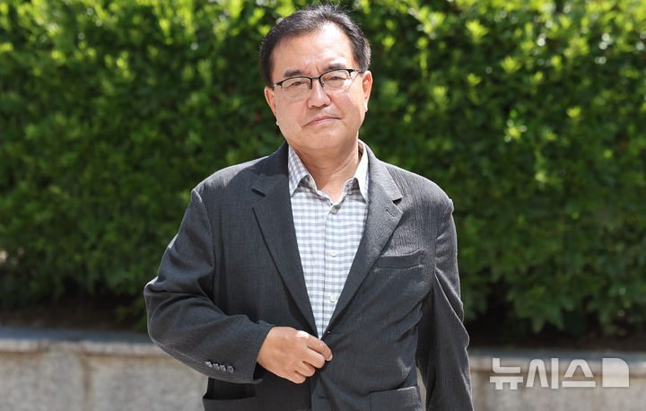 [서울=뉴시스] 추상철 기자 = 채상병 순직사건 외압 의혹을 수사하는 이명현 특별검사가 22일 오전 서울 서초구 서초동 사무실로 출근하고 있다. 2025.06.22. scchoo@newsis.com