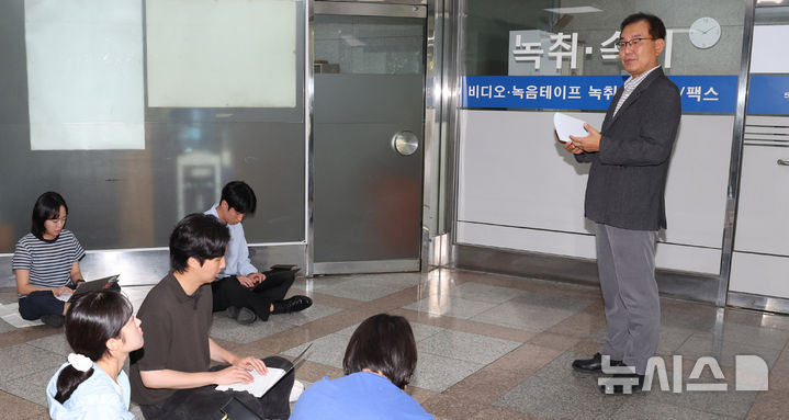 [서울=뉴시스] 추상철 기자 = 채상병 순직사건 외압 의혹을 수사하는 이명현 특별검사가 22일 오전 서울 서초구 서초동 사무실로 출근하며 취재진의 질문에 답변하고 있다. 2025.06.22. scchoo@newsis.com