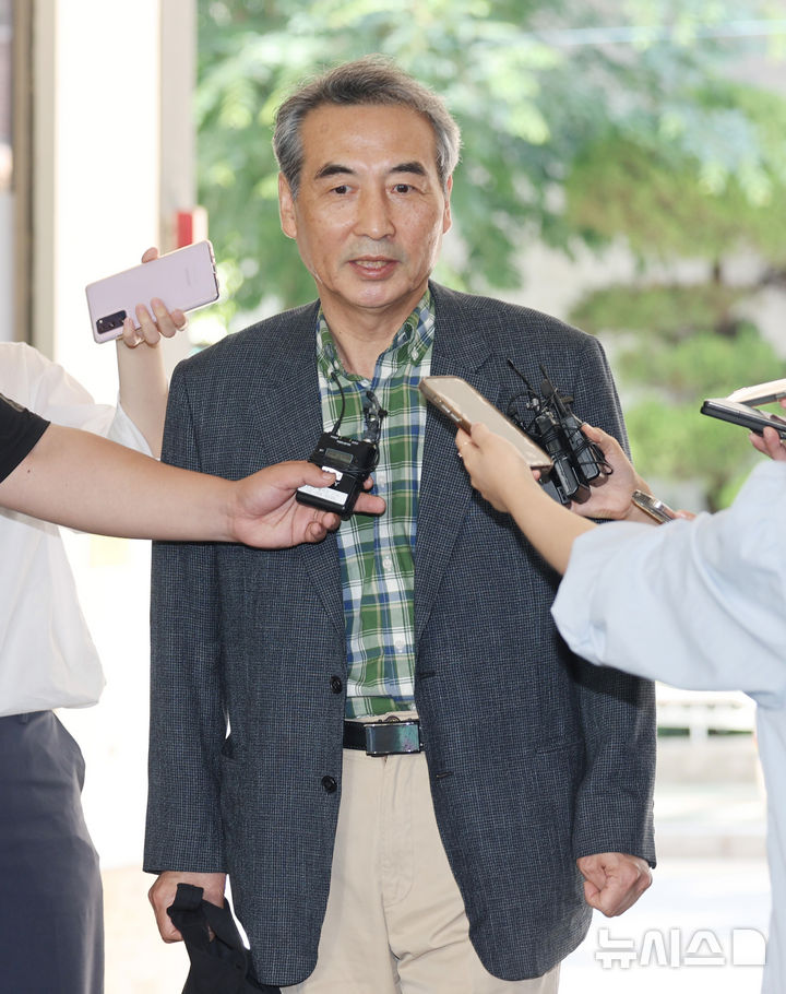 [서울=뉴시스] 김진아 기자 = 윤석열 전 대통령 배우자 김건희 여사 관련 의혹을 수사하는 민중기 특별검사가 22일 서울 서초구 서초동에 마련된 사무실로 출근하던 중 취재진의 질문에 답하고 있다. 2025.06.22. bluesoda@newsis.com 