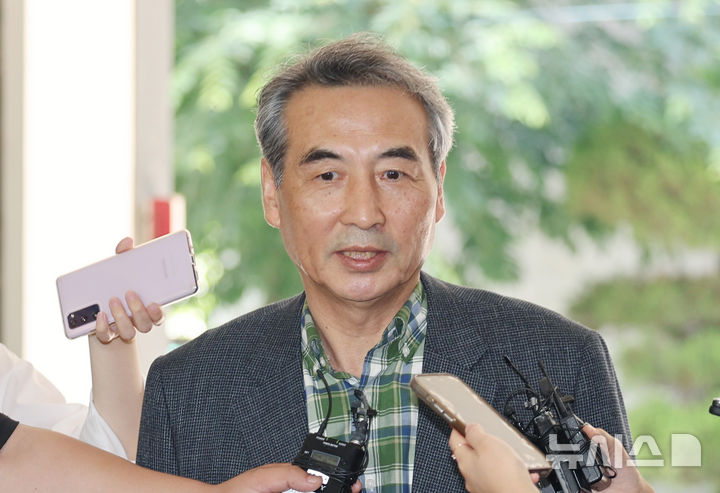 [서울=뉴시스] 김진아 기자 = 윤석열 전 대통령 배우자 김건희 여사 관련 의혹을 수사하는 민중기 특별검사가 22일 서울 서초구 서초동에 마련된 사무실로 출근하던 중 취재진의 질문에 답하고 있다. 2025.06.22. bluesoda@newsis.com 