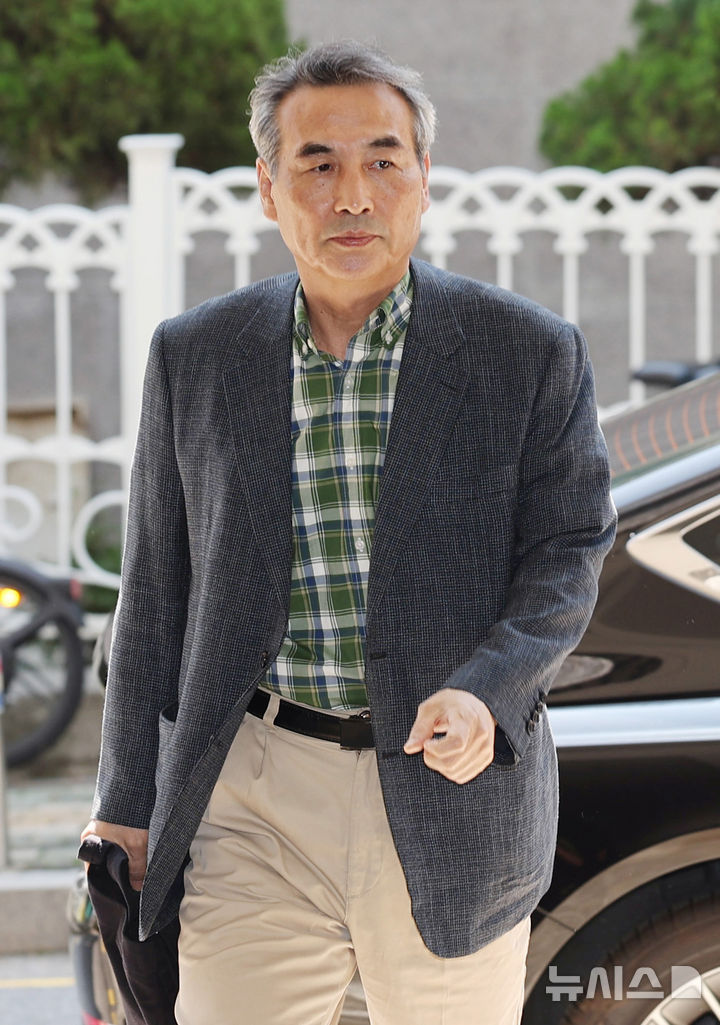 [서울=뉴시스] 김진아 기자 = 윤석열 전 대통령 배우자 김건희 여사 관련 의혹을 수사하는 민중기 특별검사가 22일 서울 서초구 서초동에 마련된 사무실로 출근하며 취재진의 질문을 받고 있다. 2025.06.22. bluesoda@newsis.com