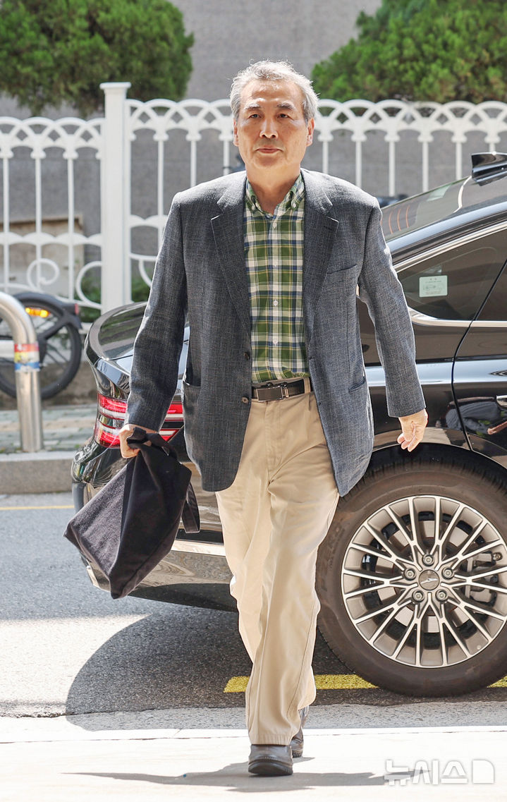 [서울=뉴시스] 김진아 기자 = 윤석열 전 대통령 배우자 김건희 여사 관련 의혹을 수사하는 민중기 특별검사가 22일 서울 서초구 서초동에 마련된 사무실로 출근하고 있다. 2025.06.22. bluesoda@newsis.com