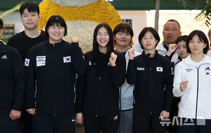 [인천공항=뉴시스] 김선웅 기자 = 헝가리에서 열린 2025 세계유도선수권대회에 출전해 혼성 단체전에서 은메달을 획득한 유도 대표팀 김하윤, 허미미 등 선수들이 22일 인천국제공항을 통해 귀국해 단체 기념사진을 촬영하고 있다.  유도 대표팀은 이번 대회에서 개인전 금메달 1개, 동메달 3개, 단체전 은메달 1개의 성과를 올렸다. 2025.06.22. mangusta@newsis.com