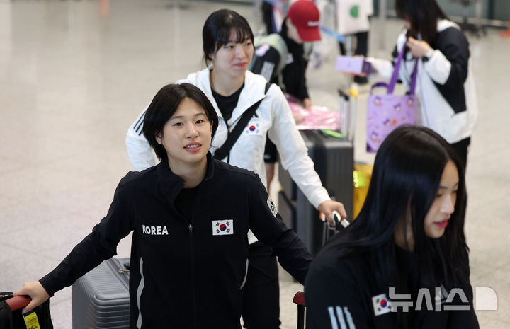[인천공항=뉴시스] 김선웅 기자 = 헝가리에서 열린 2025 세계유도선수권대회에 출전해 혼성 단체전에서 은메달을 획득한 유도 대표팀 허미미 등 선수들이 22일 인천국제공항을 통해 귀국하고 있다.  유도 대표팀은 이번 대회에서 개인전 금메달 1개, 동메달 3개, 단체전 은메달 1개의 성과를 올렸다. 2025.06.22. mangusta@newsis.com
