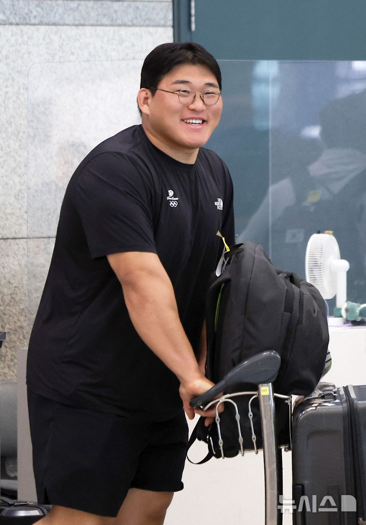 [인천공항=뉴시스] 김선웅 기자 = 헝가리에서 열린 2025 세계유도선수권대회에 출전해 혼성 단체전에서 은메달을 획득한 유도 대표팀 김민종이 22일 인천국제공항을 통해 귀국하고 있다.  유도 대표팀은 이번 대회에서 개인전 금메달 1개, 동메달 3개, 단체전 은메달 1개의 성과를 올렸다. 2025.06.22. mangusta@newsis.com