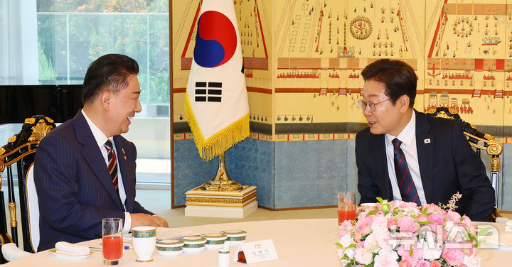 [서울=뉴시스] 최진석 기자 = 이재명 대통령이 22일 한남동 관저에서 열린 여야 지도부와 오찬에서 발언하고 있다. 왼쪽은 김병기 더불어민주당 당대표 직무대행 겸 원내대표. (대통령실통신사진기자단) 2025.06.22. myjs@newsis.com