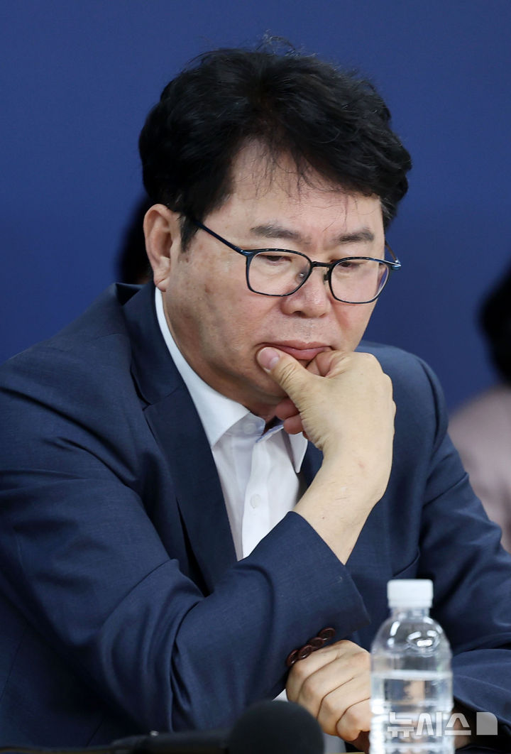 [서울=뉴시스] 홍효식 기자 = 이한주 국정기획위원회 위원장이 22일 오후 서울 종로구 정부서울청사 창성동 별관 브리핑실에서 열린 기자간담회에서 생각에 잠겨있다. 2025.06.22. yesphoto@newsis.com