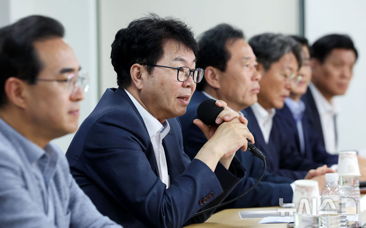[서울=뉴시스] 홍효식 기자 = 이한주 국정기획위원회 위원장이 22일 오후 서울 종로구 정부서울청사 창성동 별관 브리핑실에서 기자간담회를 하고 있다. 2025.06.22. yesphoto@newsis.com