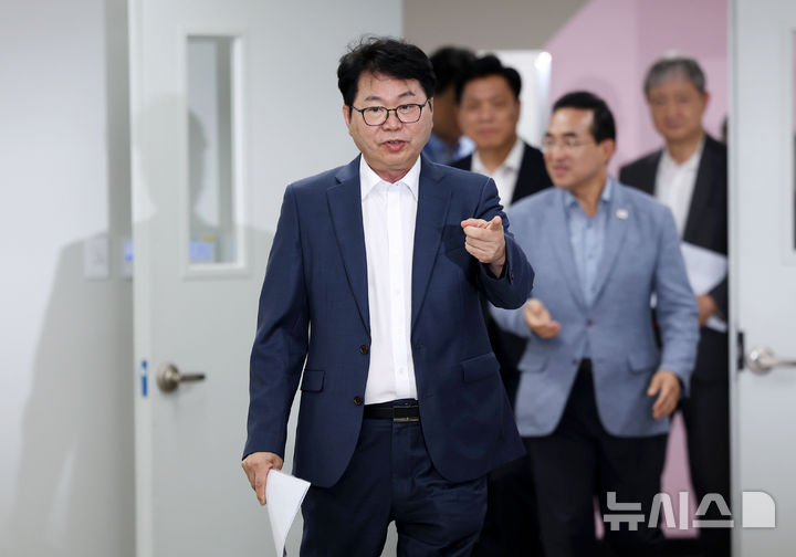 [서울=뉴시스] 홍효식 기자 = 이한주 국정기획위원회 위원장이 22일 오후 서울 종로구 정부서울청사 창성동 별관 브리핑실에서 열린 기자간담회에 참석하고 있다. 2025.06.22. yesphoto@newsis.com