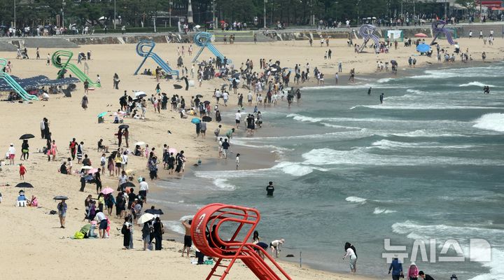 [부산=뉴시스] 하경민 기자 = 부산 해운대·송정 해수욕장 개장 이후 첫 주말인 22일 해운대구 해운대해수욕장을 찾은 시민과 관광객들이 물놀이를 즐기고 있다. 부산 7개 해수욕장 중 해운대·송정은 지난 21일 문을 열었고, 광안리·송도·다대포·일광·임랑 등 나머지 5개 해수욕장은 오는 7월1일 일제히 개장한다. 2025.06.22. yulnetphoto@newsis.com