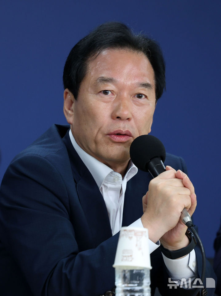 [서울=뉴시스] 홍효식 기자 = 정태호 국정기획위원회 경제1분과위원장이 22일 오후 서울 종로구 정부서울청사 창성동 별관 브리핑실에서 열린 기자간담회에서 취재진 질문에 답변하고 있다. 2025.06.22. yesphoto@newsis.com