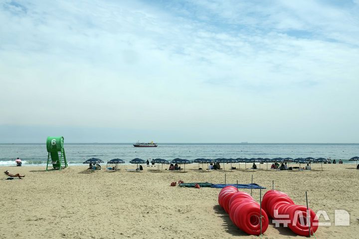 [부산=뉴시스] 하경민 기자 = 부산 해운대·송정 해수욕장 개장 이후 첫 주말인 22일 해운대구 해운대해수욕장을 찾은 시민과 관광객들이 파라솔 아래서 더위를 식히고 있다. 부산 7개 해수욕장 중 해운대·송정은 지난 21일 문을 열었고, 광안리·송도·다대포·일광·임랑 등 나머지 5개 해수욕장은 오는 7월1일 일제히 개장한다. 2025.06.22. yulnetphoto@newsis.com