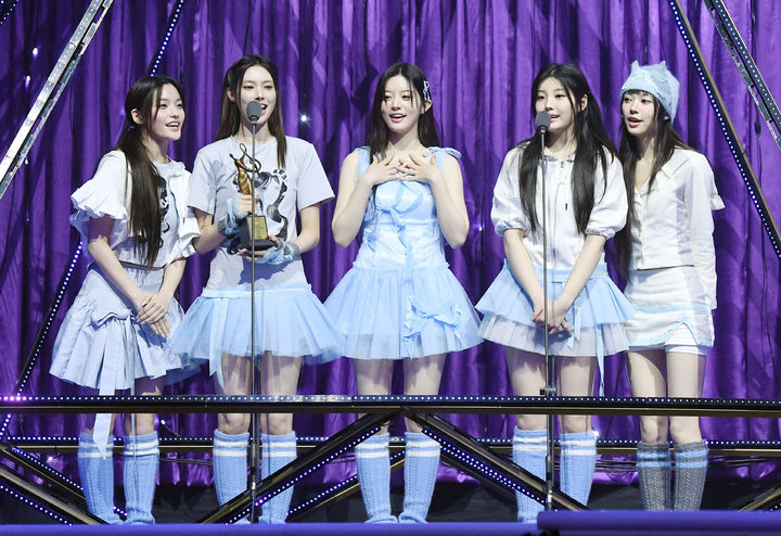 [서울=뉴시스] 아일릿이 지난 21일 오후 인천 중구 인스파이어 아레나에서 열린 제34회 '서울가요대상'에서 본상을 수상한 뒤 소감을 밝히고 있다. (사진=서울가요대상 조직위원회 제공) 2025.06.22. photo@newsis.com *재판매 및 DB 금지