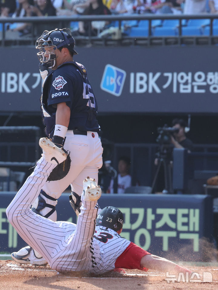 [서울=뉴시스] 배훈식 기자 = 22일 오후 서울 송파구 잠실야구장에서 열린 2025 신한 쏠뱅크 KBO리그 LG 트윈스와 두산 베어스의 경기, 2회말 1사 3루 상황에서 LG 문보경의 땅볼 타구에 오스틴이 홈으로 파고 들고 있다. 2025.06.22. dahora83@newsis.com