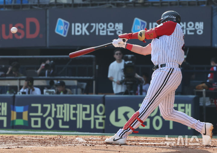 [서울=뉴시스] 배훈식 기자 = 22일 오후 서울 송파구 잠실야구장에서 열린 2025 신한 쏠뱅크 KBO리그 LG 트윈스와 두산 베어스의 경기, 2회말 1사 1루 상황에서 2루타를 때려내고 있다. 2025.06.22. dahora83@newsis.com